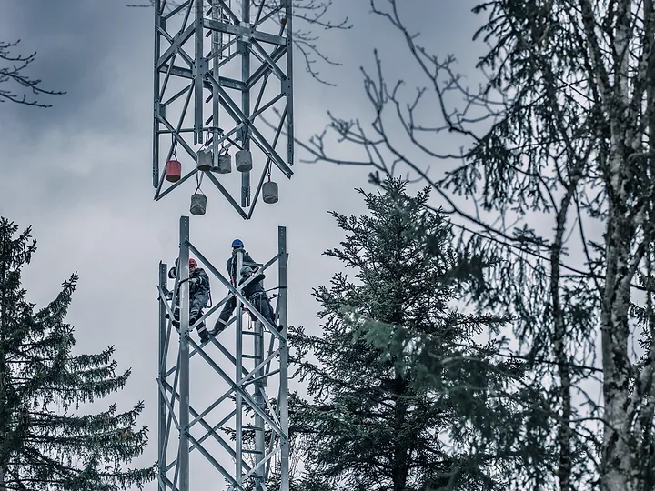 Montage einer Stahlgitterkonstruktion für einen Mobilfunkstandort