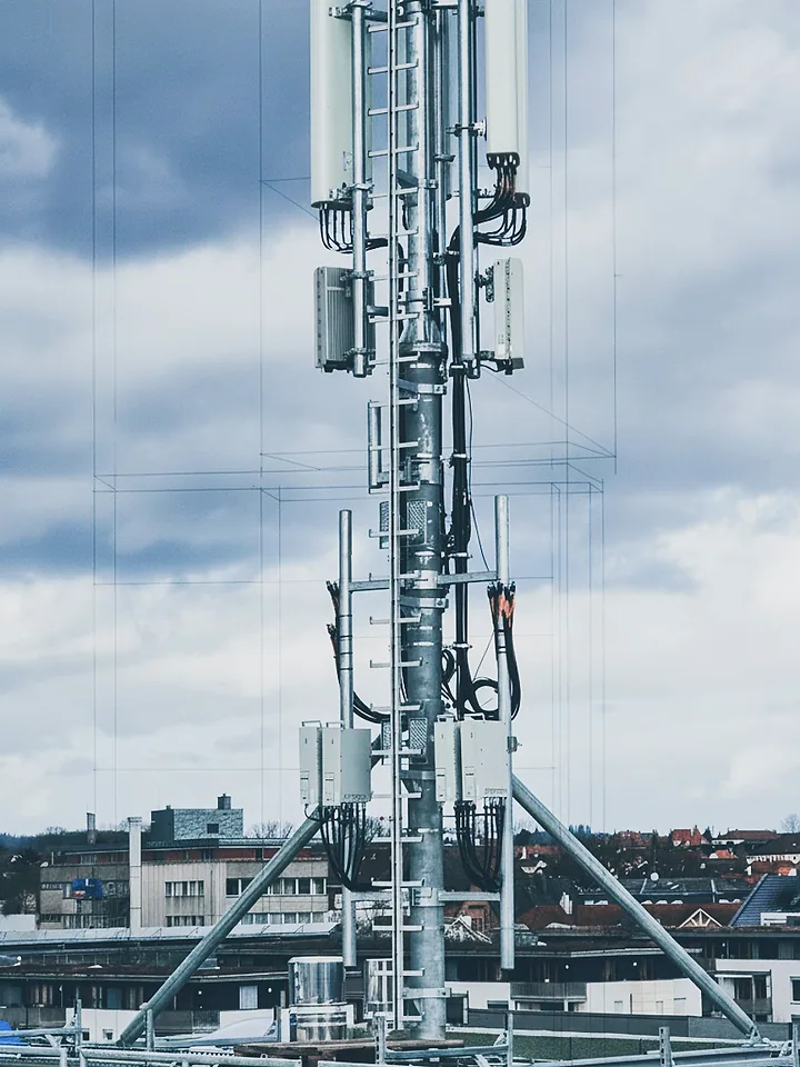 Technisch ausgebauter Mobilfunkstandort auf einem Gebäudedach