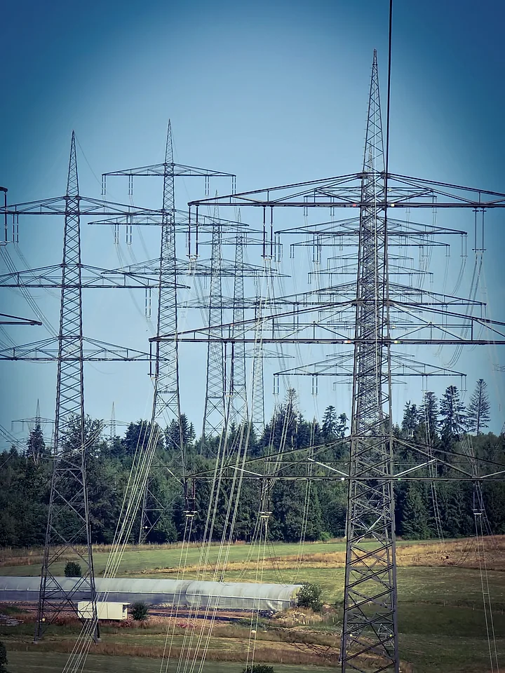 Hochspannungsmasten als anspruchsvolles Arbeitsumfeld für Telekommunikation