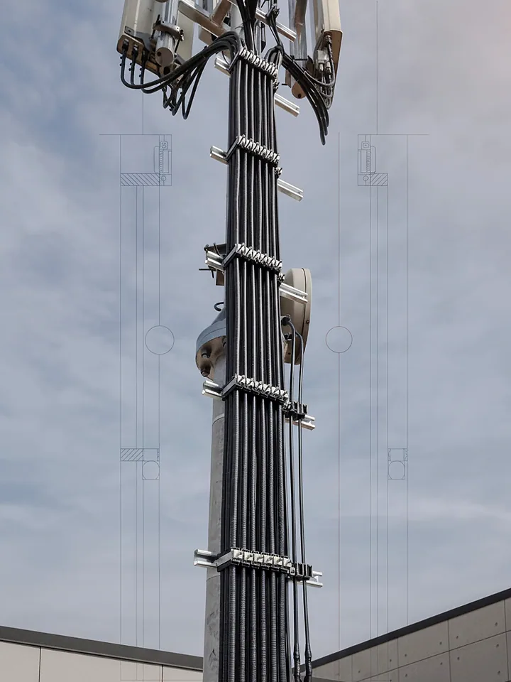 Gebündelte Kabelwege und Antennentechnik an einem Mobilfunkstandort